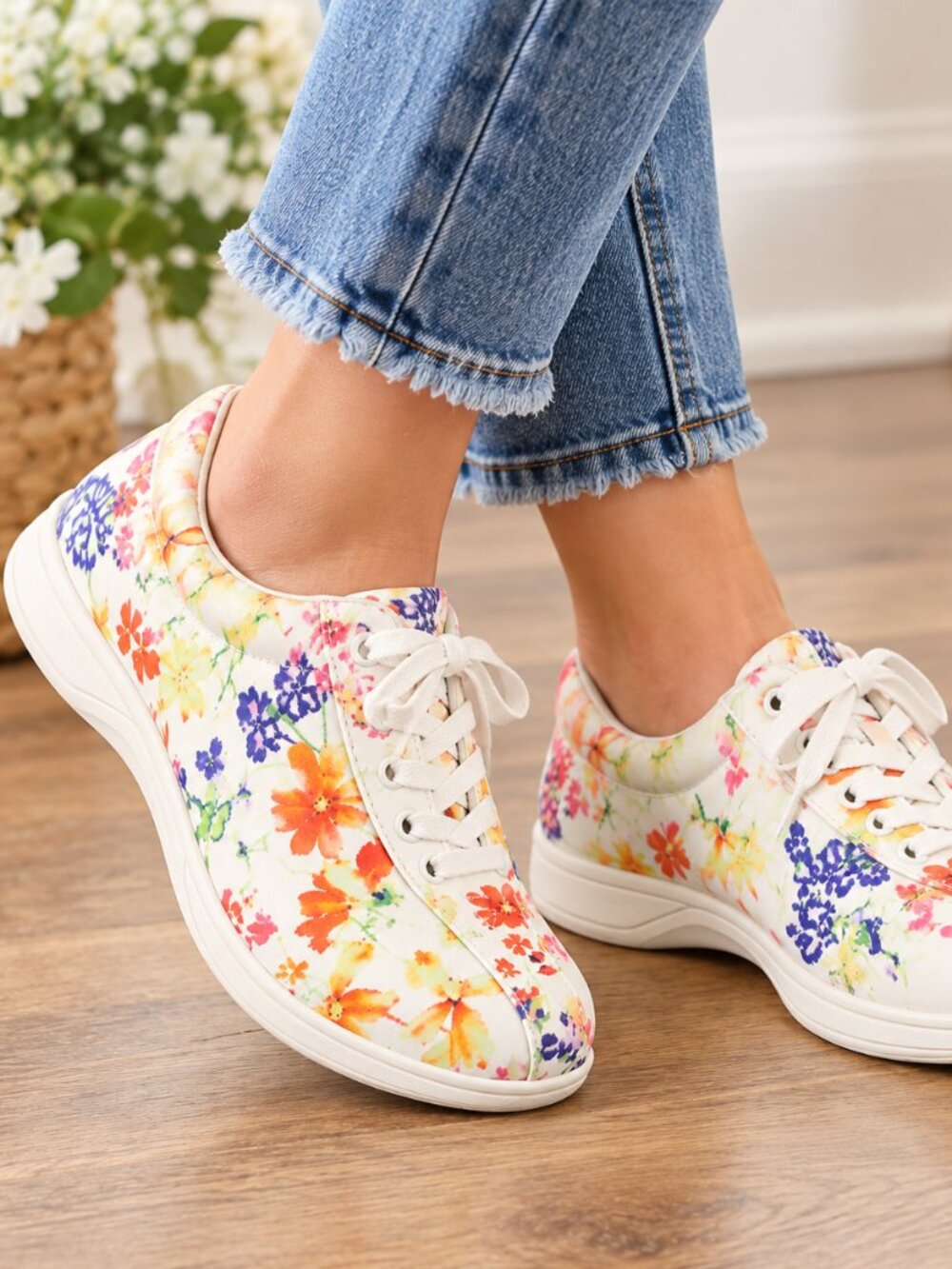 Easy Spirit 6.5 WW Extra Wide Floral Walking Sneakers Lace Up Shoes